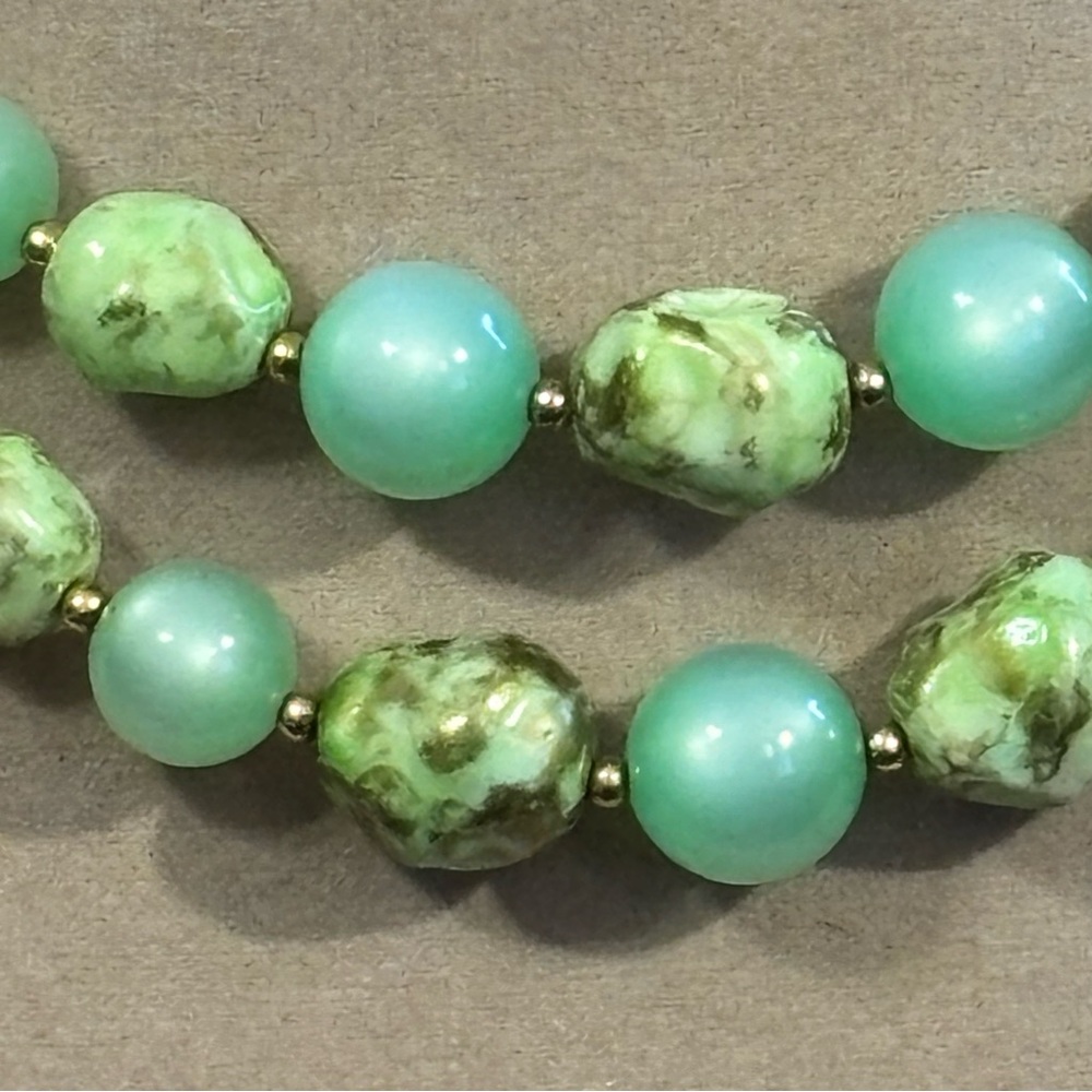 Vintage Green Moon Glow Speckled Beaded Necklace Double Strand Collar Statement - Picture 3 of 11